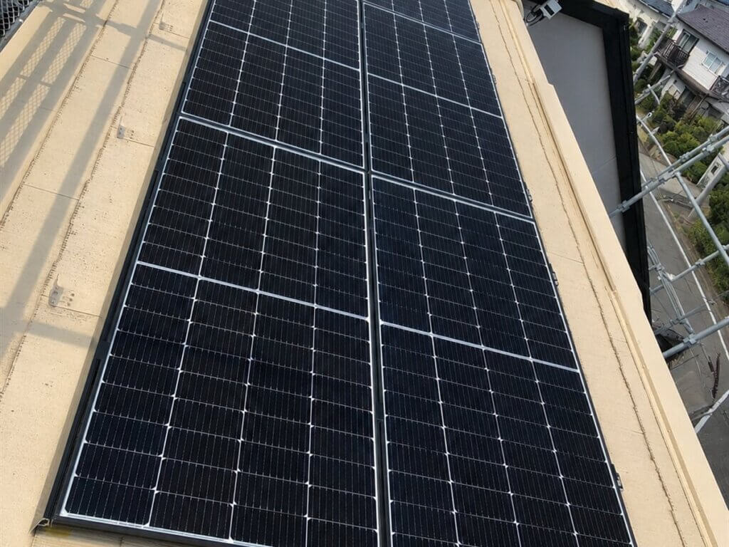 屋根に設置した太陽光パネル